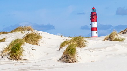 Ostsee, Dünen mit Leuchtturm