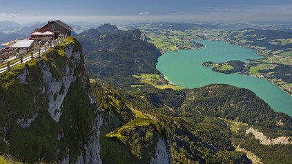 Blick vom Schafberg auf die Himmelspfortenhütte und den Mondsee