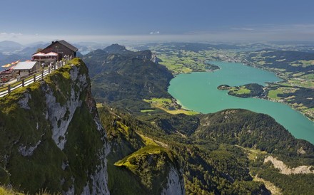 Blick vom Schafberg auf die Himmelspfortenhütte und den Mondsee