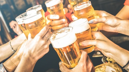 Freunde stoßen mit Bier an
