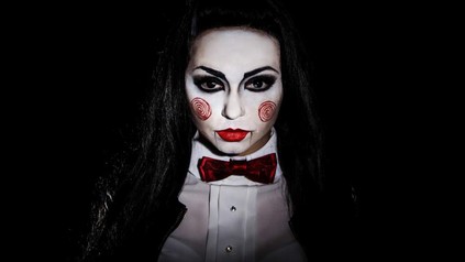 Frau mit Jigsaw-Schminke