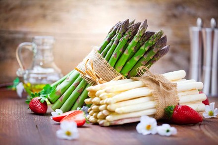 Grüner und weißer Spargel