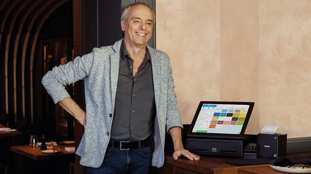 Christian Rach vor einer iPad-Gastrokasse von Orderbird