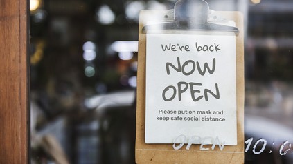 Schild an Cafe-Tür: "Wir sind wieder da!"