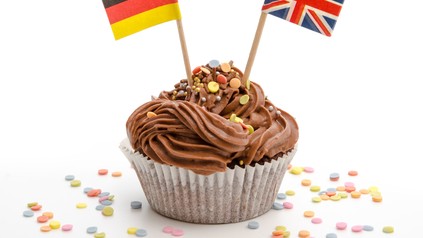 Ein Schokoladencupcake in dem Die Fahnen von Deutschland und Großbritannien stecken