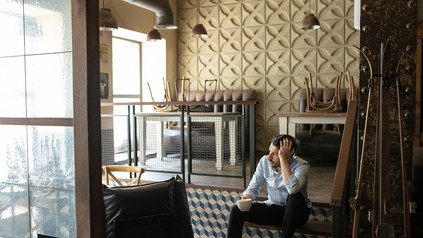 Gastronom sitzt in seinem geschlossenen Restaurant