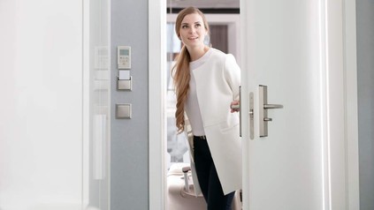 Eine Frau öffnet die Tür zu einem Hotelzimmer