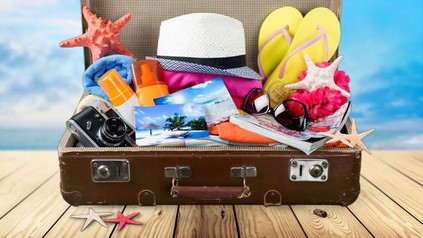 Koffer mit Urlaubsartikeln gefüllt