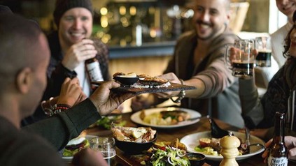 Eine Gruppe junger Leute in einem Restaurant