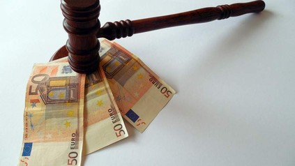 Richterhammer schlägt auf 50 Euro Scheine