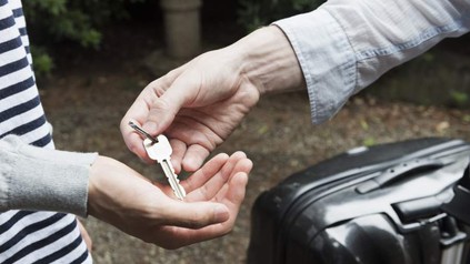 Mann übergibt Schlüssel