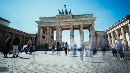 Brandenburger Tor in Berlin mit vielen Passanten