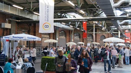 Viele Besucher in den Messehallen der BW Classics Berlin