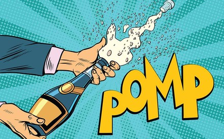 Mann öffnet Champagnerflasche