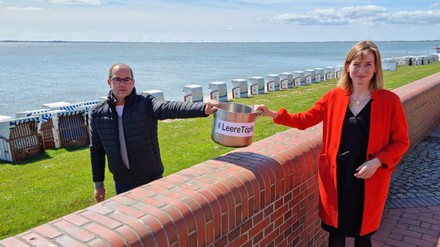 Olaf Stamsen übergibt einen leeren Topf an Siemtje Möller