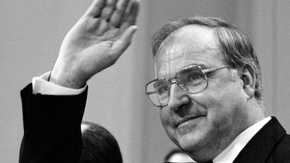 Helmut Kohl winkt