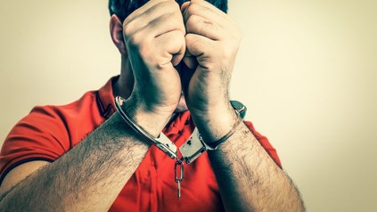 Häftling mit Handschellen