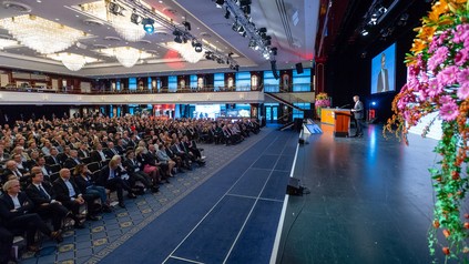 Eine volle Veranstaltungshalle