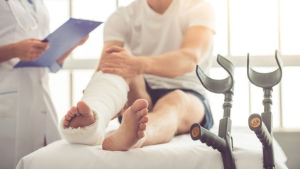 Mann mit Gips am Fuß