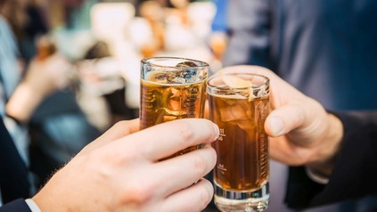 2 Leute stoßen mit Kaffee-Cocktails an