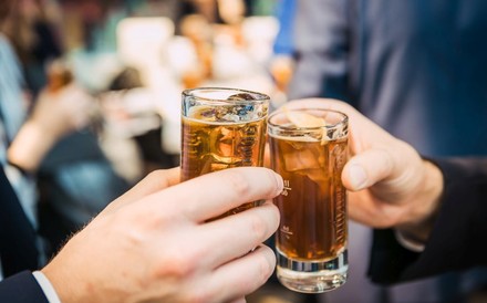 2 Leute stoßen mit Kaffee-Cocktails an