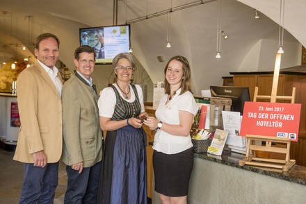 Alexander Ipp (ÖHV-Vizepräsident und Eigentümer Ipp Hotels), Prof. Christoph Madl (Geschäftsführer NÖ-Werbung), Tourismuslandesrätin Dr. Petra Bohuslav und HGA-Lehrling Jessica Schramm vom Althof Retz