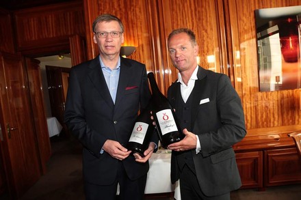 Günther Jauch und Guenter Tietz mit Weinflaschen