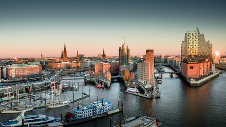 Panoramablick auf Hamburg mit der Elbphilharmonie und dem Hafen bei Abendstimmung
