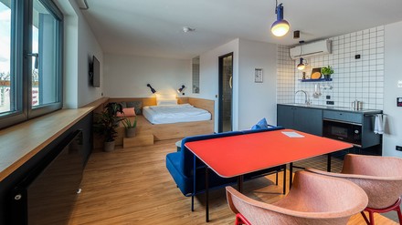 Blick in ein Hotelzimmer der Marke STAYERY in Berlin