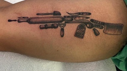 Gewehr Gastro-Tattoo