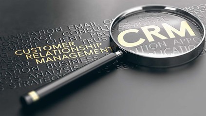 Lupe, die "CRM" hervorhebt