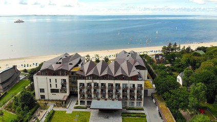 Luftaufnahme des Upstalsboom Wellness Resort Südstrand