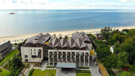 Luftaufnahme des Upstalsboom Wellness Resort Südstrand