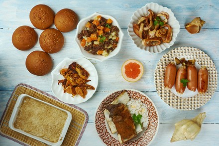 Eine Zusammenstelluing filipinischer Speisen auf einem Tisch