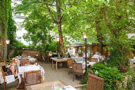 Gäste in Biergarten