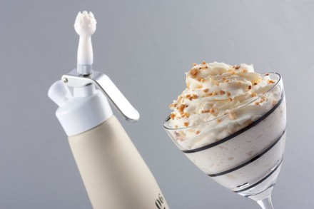 Schlagsahne-Spender und Schlagsahne im Glas