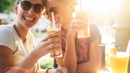 Zwei Frauen trinken einen Kaffee im Café