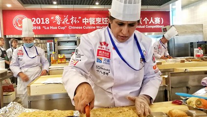 Ein chinesischer Koch beim Zubereiten einer exotischen Speise