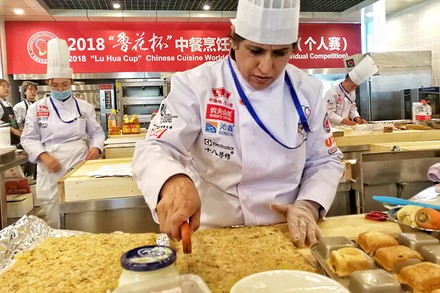 Ein chinesischer Koch beim Zubereiten einer exotischen Speise