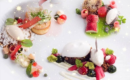 Ein ensemble edler Desserts auf einem Teller