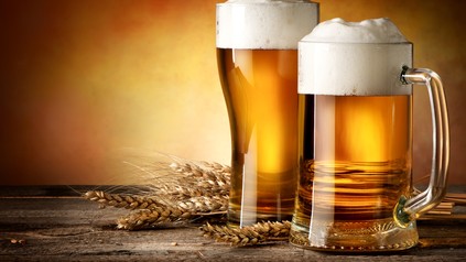 2 Gläser Bier auf einem Holztisch