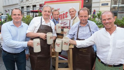 Bieranstich „Beim Czaak“ mit Schwechater Wiener Lager (v. l.): Wolfgang Schinninger, Wirt Peter Czaak, Bernhard Mitteröcker, Schwechater Braumeister Andreas Urban, Generaldirektor Markus Liebl sowie Peter Dobcak, Obmann Wirtschaftskammer Wien Fachgruppe Gastronomie