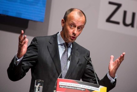 Friedrich Merz an einem Rednerpult