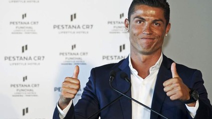 Christiano Ronaldo hält beide Daumen hoch
