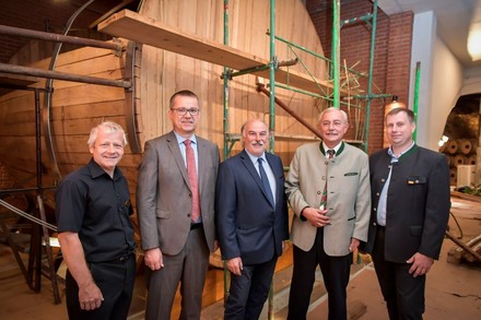 Ing. Michael Rethaller (Qualitätssicherung), Andreas Pirschl (Vorstand Lenz Moser), Ing. Ernest Grossauer (Kellermeister und Kellereileiter), Walter Holzner (Vorstandsvorsitzender Lenz Moser), Ing. Norbert Gutmayer (Leitung Schlossweingut Malteser Ritterorden) vor dem neuen Fass