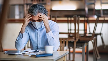 Verzweifelter Gastronom in seinem Betrieb