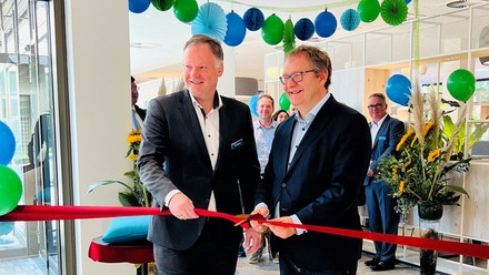 Milo Bogaertz (l.), CEO Allianz Trade bei der Eröffnung, mit Senator Jens Kerstan (r.) (Foto: © apetito catering)