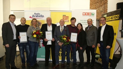 Die Siegerteams der drei Erstplatzierten samt den Veranstaltern der Wahl zum Wiener Lieblingswirt.