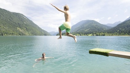 Kind springt in den Weissensee in Kärnten