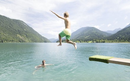 Kind springt in den Weissensee in Kärnten